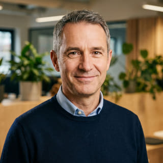 Foto de perfil de James Mitchell, quien aparece como consejero delegado en Nogal Fondazgo