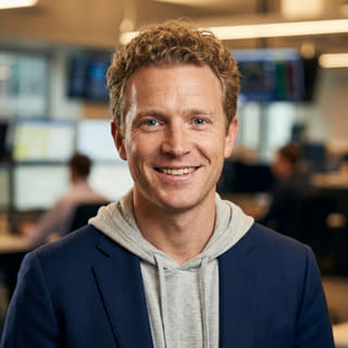 Ryan Brooks, quien aparece como analista principal de trading en Nogal Fondazgo, en una imagen de perfil