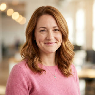 Emily Watson, quien aparece como responsable de Atención al Cliente en Nogal Fondazgo, en una imagen de perfil